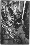 351558 Afbeelding van enkele rolstoelrijders die hinder ondervinden van op het trottoir gestalde fietsen in de Nieuwe ...